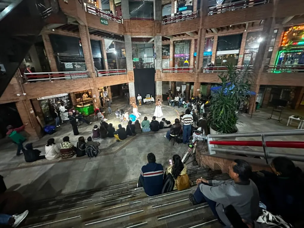 Público asistiendo a una presentación cultural durante el Festival Afro Santa Fe